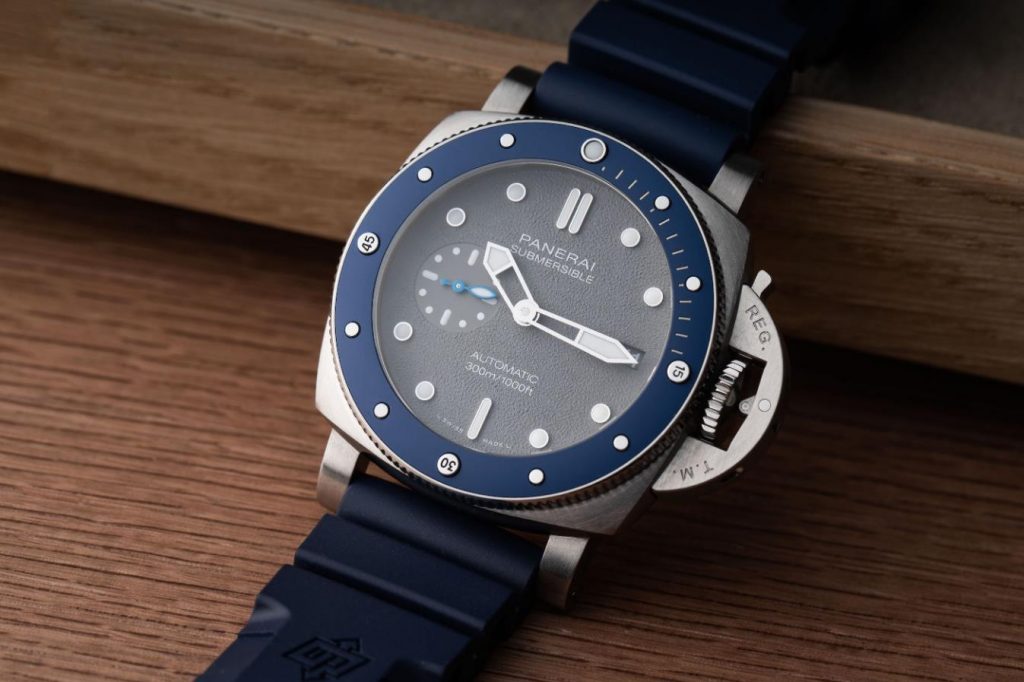 The blue strap fake watch has grey strap.
