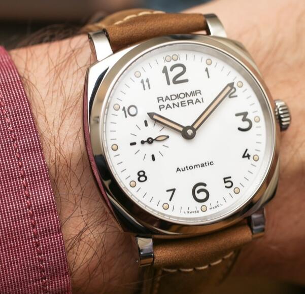 Their neat and delicate white dials offer a great vision to wearers. 