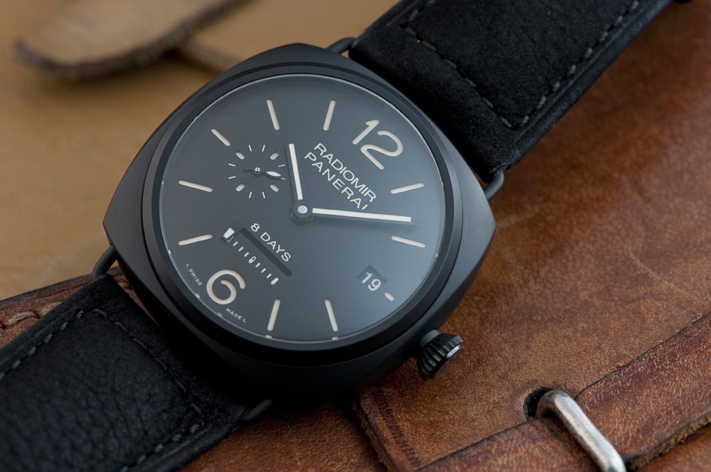 The black ceramic copy watches have black dials.