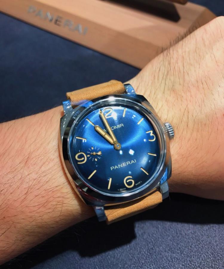 The male copy watches have blue dials.