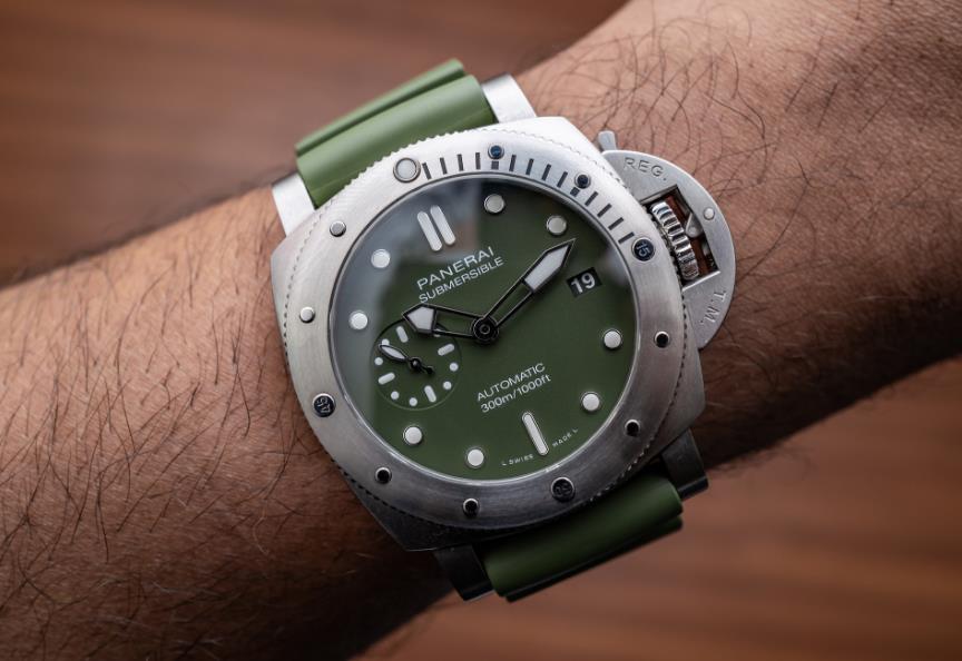 The stainless steel copy watches have army green dials.