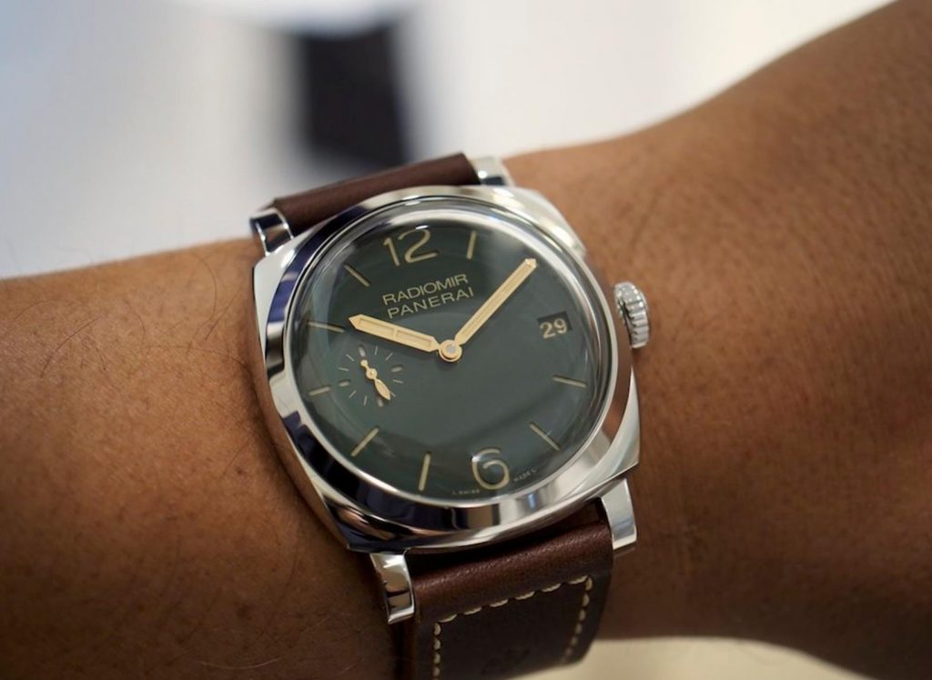 The green dial fake watch has date window.